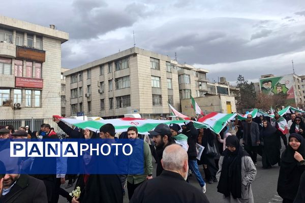 حضور اقشار مختلف مردم شهرری در راهپیمایی ۲۲ بهمن