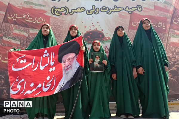 اجرای گروه سرود ریحانه‌الحسین پردیس در مراسم تشییع  رهبر شهید