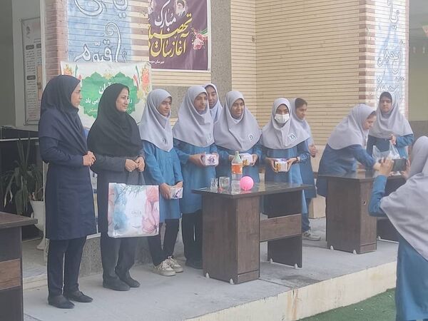 جشن دانش شهرستان میناب در روز آزمایشگاه 