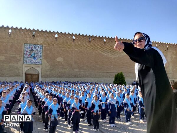 اجرای سرود همگانی دانش‌آموزان در روز شیراز