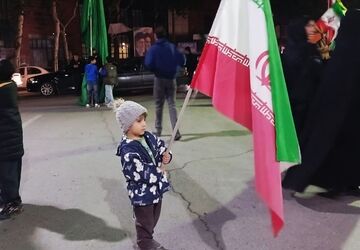 وحدت قلب‌ها زیر پرچم وطن در میدان امام خرم آباد