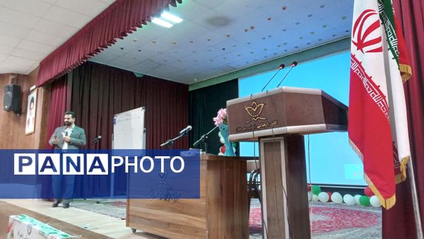 کارگاه آموزشی ویژه والدین با محوریت ارتباط موثر با نوجوانان در نیشابور