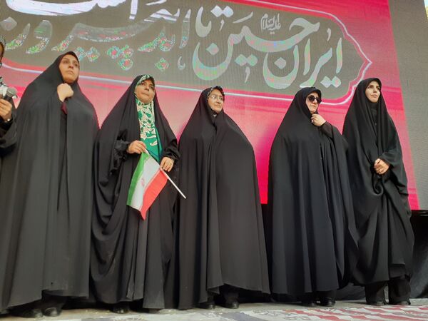 جلوه‌هایی از اجتماع مردم بجنورد در تجلیل از بانوی شجاع رسانه ملی