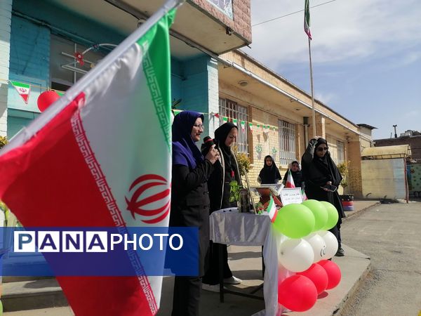  مراسم پیروزی انقلاب در مدرسه ناهید نخودی 