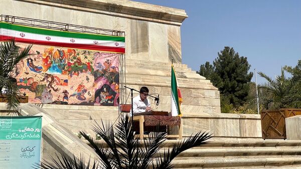 فرزندان ایران زمین در کنار آرامگاه حکیم‌ توس
