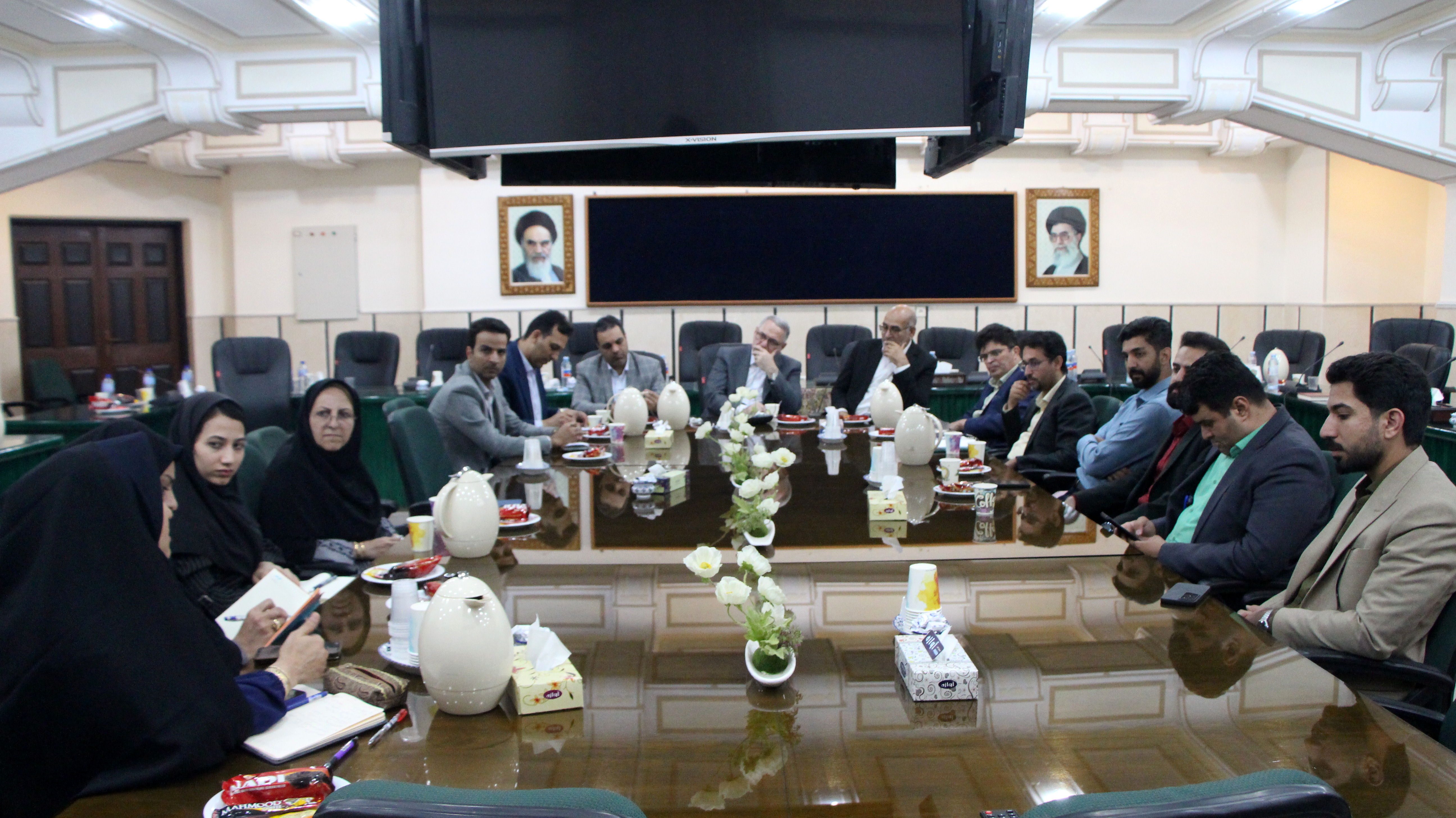 نشست صمیمانه دبیران منتخب زبان و ادبیات فارسی