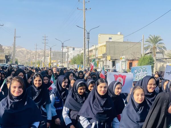 خروش دانش آموزان گله دار در راهپیمایی ۱۳ آبان۱۴۰۴