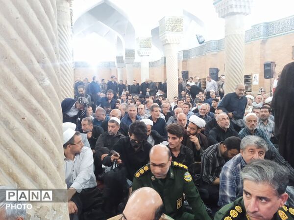 مراسم گرامیداشت رهبر شهید در مسجد جامع سنندج
