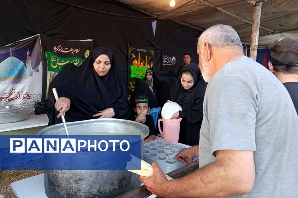 خدمت‌رسانی دانش‌آموزان و فرهنگیان شهرستان اسلام آباد غرب در مواکب اربعین حسینی