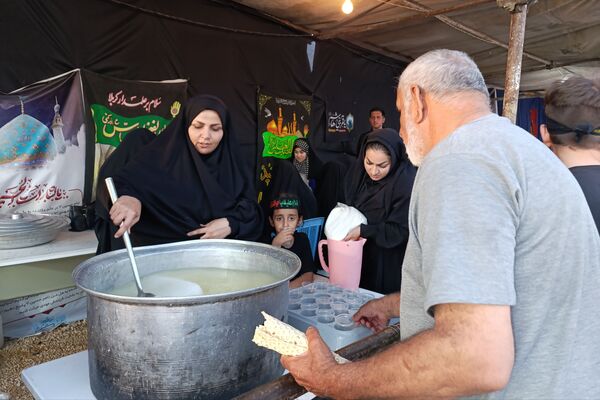 خدمت‌رسانی دانش‌آموزان و فرهنگیان شهرستان اسلام آباد غرب در مواکب اربعین حسینی