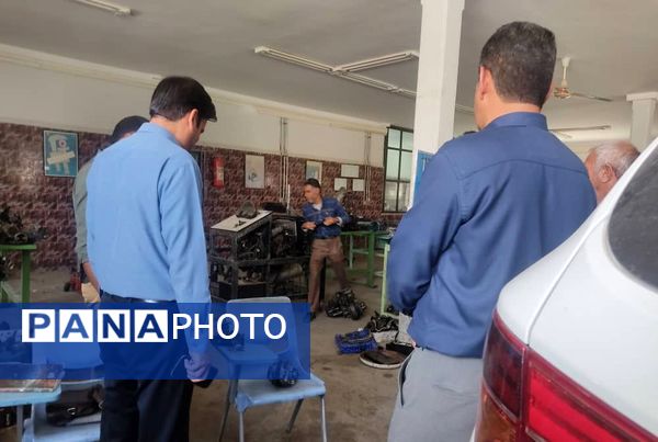 بانوان حاجی‌آباد در کارگاه تعمیرات ماشین