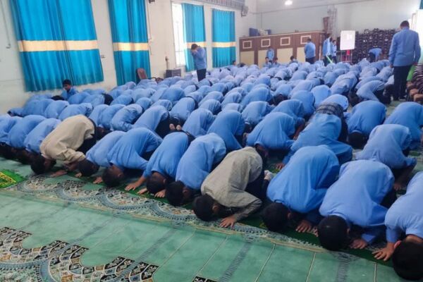 اولین نمازجماعت مدرسه امین بکایی ناحیه ۴شیراز 
