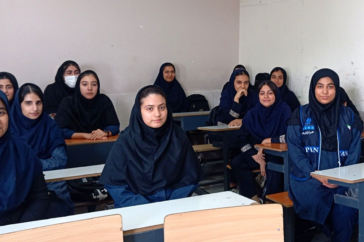 عکس یادگاری دانش‌آموزان هنرستان سرمد