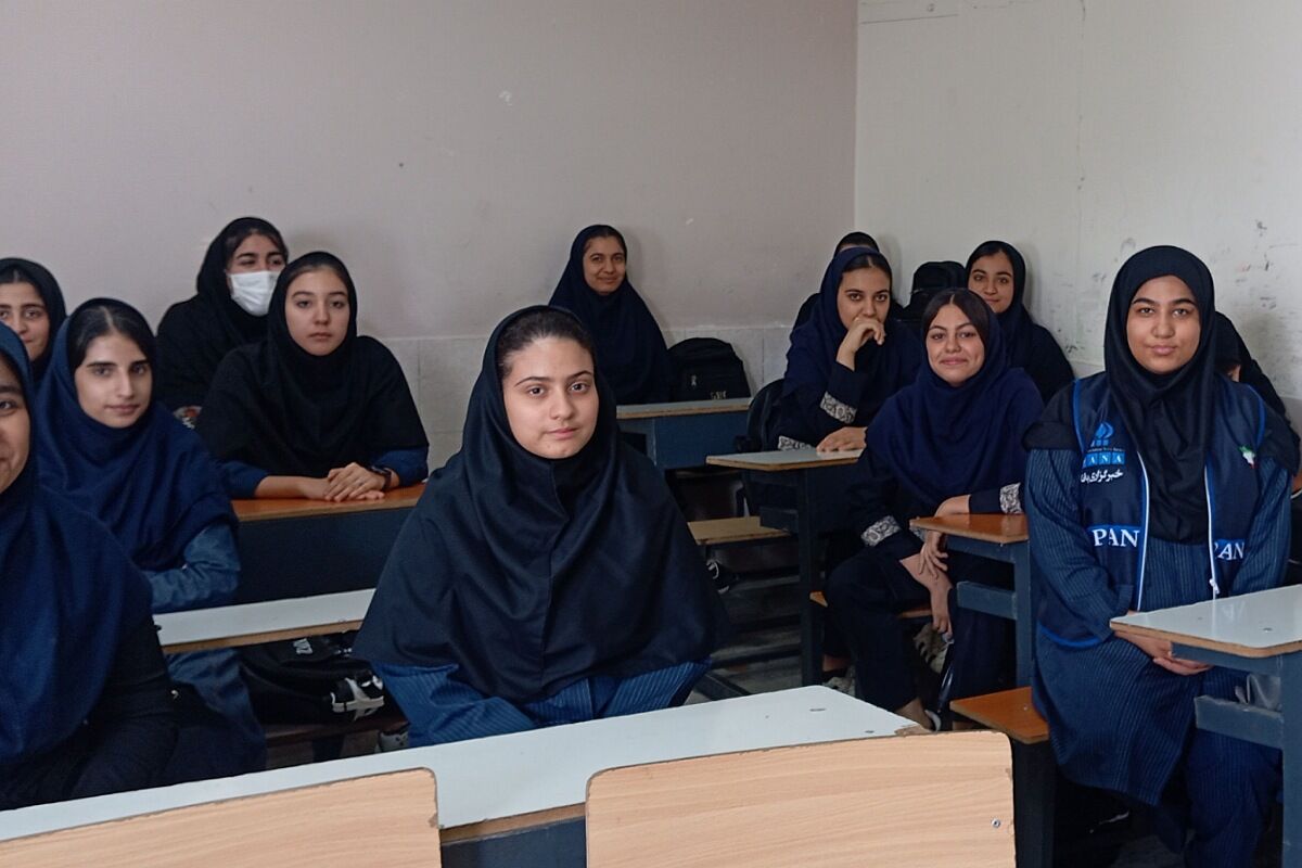 عکس یادگاری دانش‌آموزان هنرستان سرمد