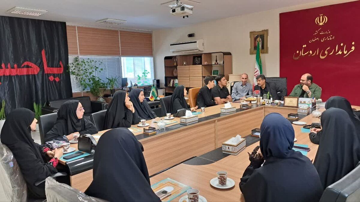 تجلیل فرماندار اردستان از خبرنگاران نوجوان خبرگزاری پانای اردستان و زواره