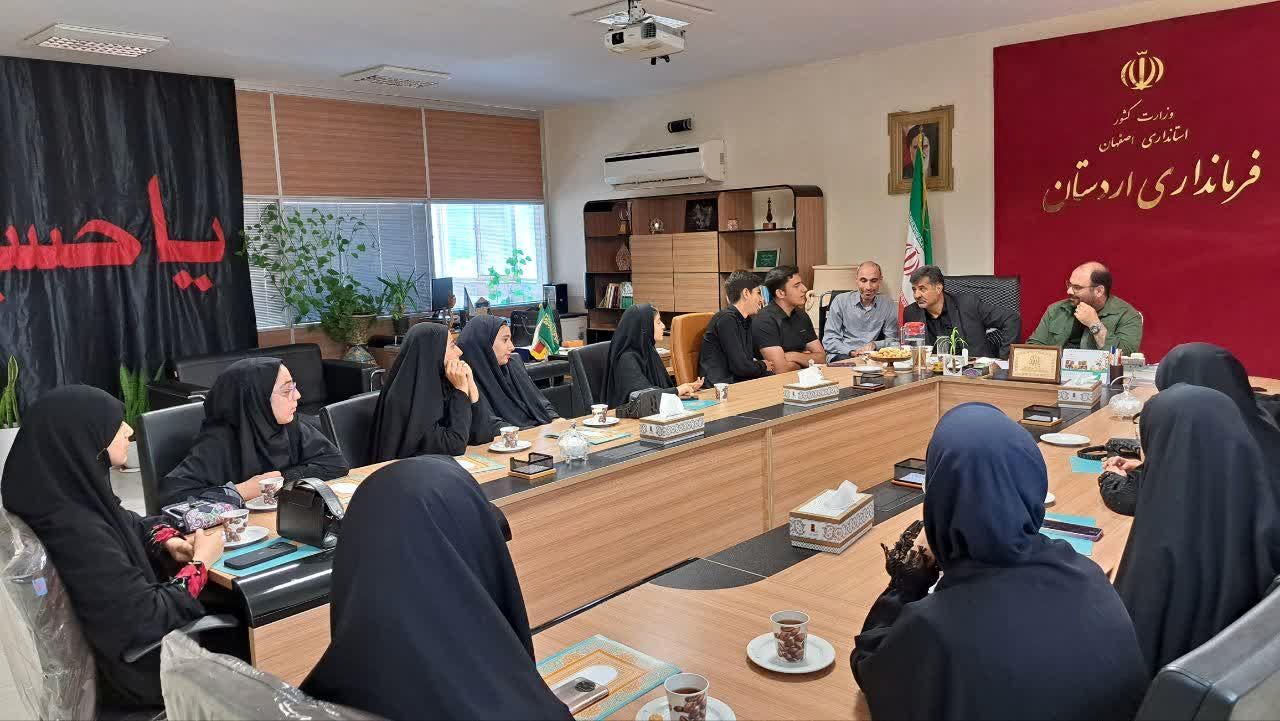 تجلیل فرماندار اردستان از خبرنگاران نوجوان خبرگزاری پانای اردستان و زواره