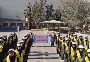 مانور یاوران انقلاب در دبیرستان تربیت  رودهن 