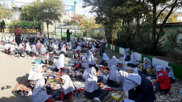 صبح پرانرژی با صبحانه سالم در دبستان نیایش
