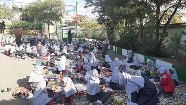صبح پرانرژی با صبحانه سالم در دبستان نیایش