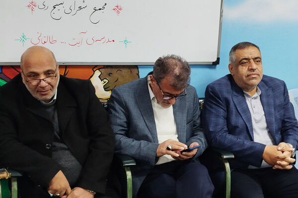 گردهمایی انجمن شعر و ادب فرهنگیان در دبستان طالقانی ناحیه دو شهرری 