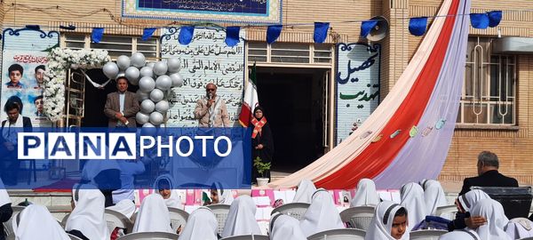 همزمان با سی و یکم شهریور ماه  زنگ شکوفه ها در مدارس باخرز به صدا درآمد