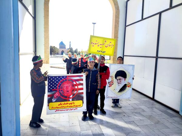 حماسه آفرینی پیشتازان دبستان شهید پسندیده فدافن در راهپیمایی ۱۳ آبان کاشمر