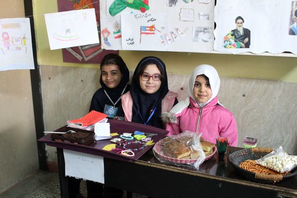 بازارچه دست‌سازه‌های دانش‌آموزی دبستان شهید بختیاری ناحیه 1 کرج