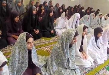 هر روز صف‌‌های نور، در دبیرستان فرزانگان میناب برپا می‌‌شود