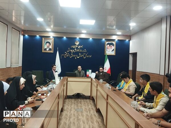 نشست صمیمی اعضای شورا و مجمع دنش آموزی قم با مدیرکل آموزش و پرورش استان