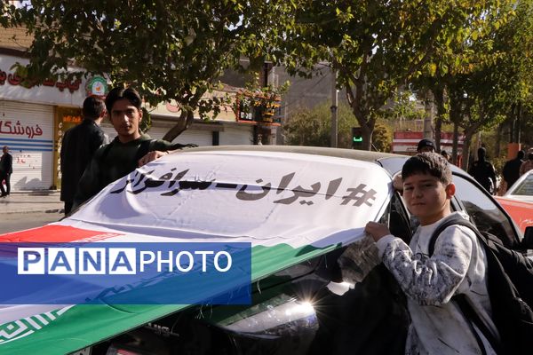 حضور پرشور دانش‌آموزان و مسئولین در راهپیمایی ۱۳ آبان در ناحیه یک بهارستان