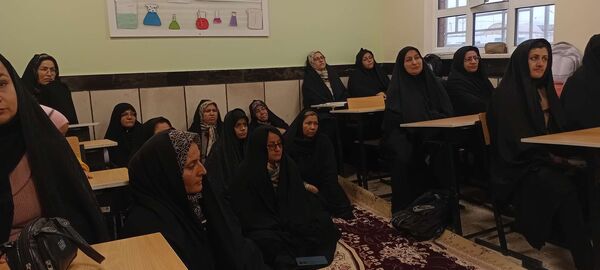 جلسه انجمن اولیا و تحویل کارنامه هشدار دبیرستان مادرمهربان خلیل آباد