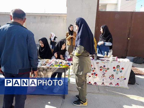 برپایی بازارچه مدرسه‌ای به‌مناسبت دهه فجر در آموزشگاه دخترانه شهید حسن زاده خانلق
