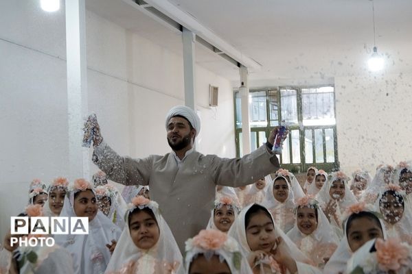 لبخند بندگی در دل‌های کوچک