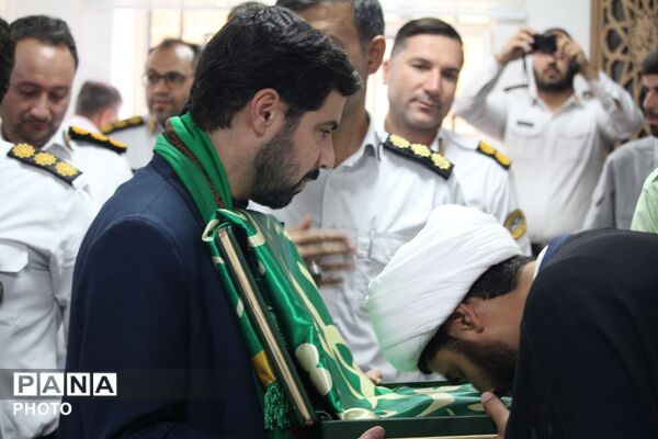 حضور خادمان حرم حضرت معصومه(س) و پرچم متبرک آستان مقدس در پلیس راهور همدان