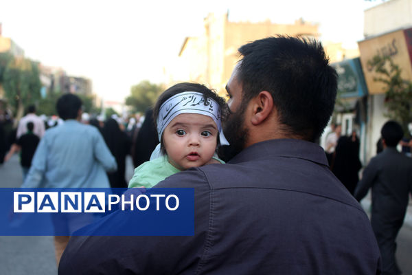 جلوه‌های حماسی از حضور نوجوانان قمی در مراسم تشییع شهدا 