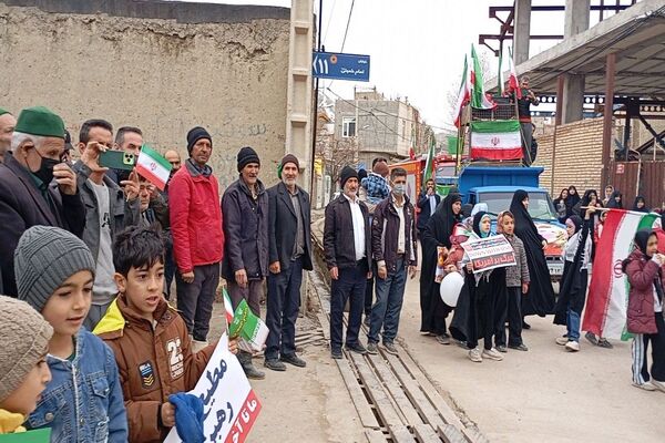 حضور کودکان و دانش آموزان در راهپیمایی یوم‌الله ۲۲بهمن در شهر بار نیشابور