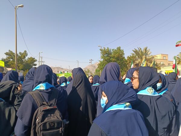 فریاد یک‌پارچهٔ دانش‌آموزان حاجی‌آباد در مسیر استقلال
