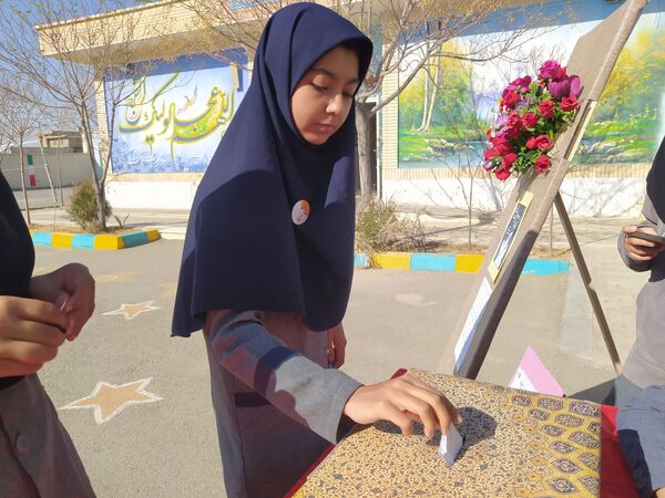 انتخابات شورای دانش آموزی در دبیرستان دخترانه امید 