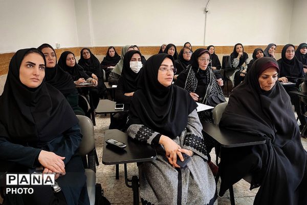  جلسه ضمن خدمت در دبیرستان نمونه‌دولتی ولایت بهارستان‌دو