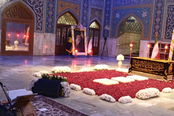 تجدید میثاق زائران با قائد شهید امت اسلامی در جوار بارگاه رضوی
