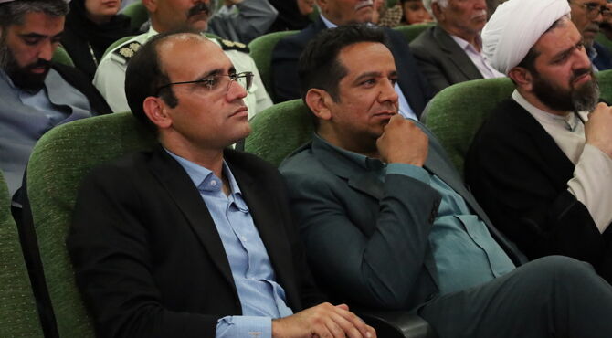 ستایش قلم به دستان علم در بافت