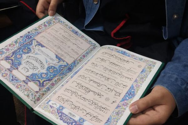 محفل انس با قرآن در مدارس رودهن به یاد سیدحسن نصرالله 