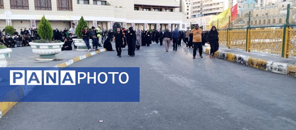 حال و هوای زائرین عزادار حرم مطهر امام رضا(ع)