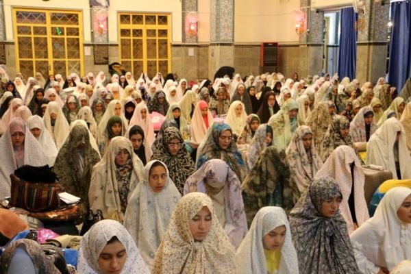 استقبال پرشور دانش‌آموزان شهریاری از آیین معنوی اعتکاف