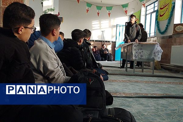 هنرنمایی دانش‌آموزان ناحیه دو شهرری در جشن انقلاب 