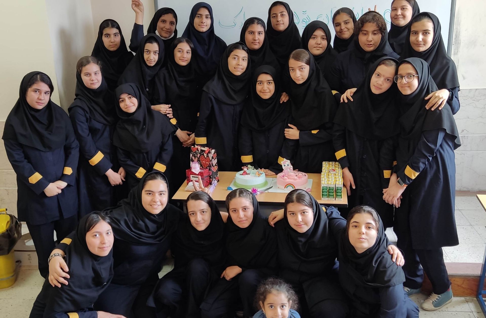 عکس یادگاری کلاس دهم مدرسه فرزانگان شهدای مدافع حرم سمپاد ملارد 