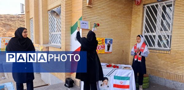 زنگ انقلاب در مدرسه فاطمه‌الزهرا(س) باخرز