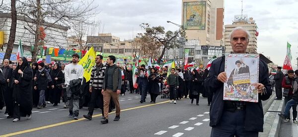 حضور گسترده و منسجم دانش آموزان و فرهنگیان منطقه ۱۰ در راهپیمایی ۲۲ بهمن ماه