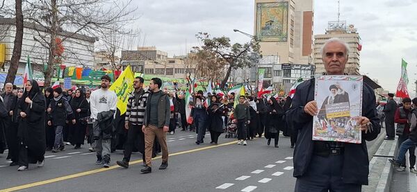 حضور گسترده و منسجم دانش آموزان و فرهنگیان منطقه ۱۰ در راهپیمایی ۲۲ بهمن ماه