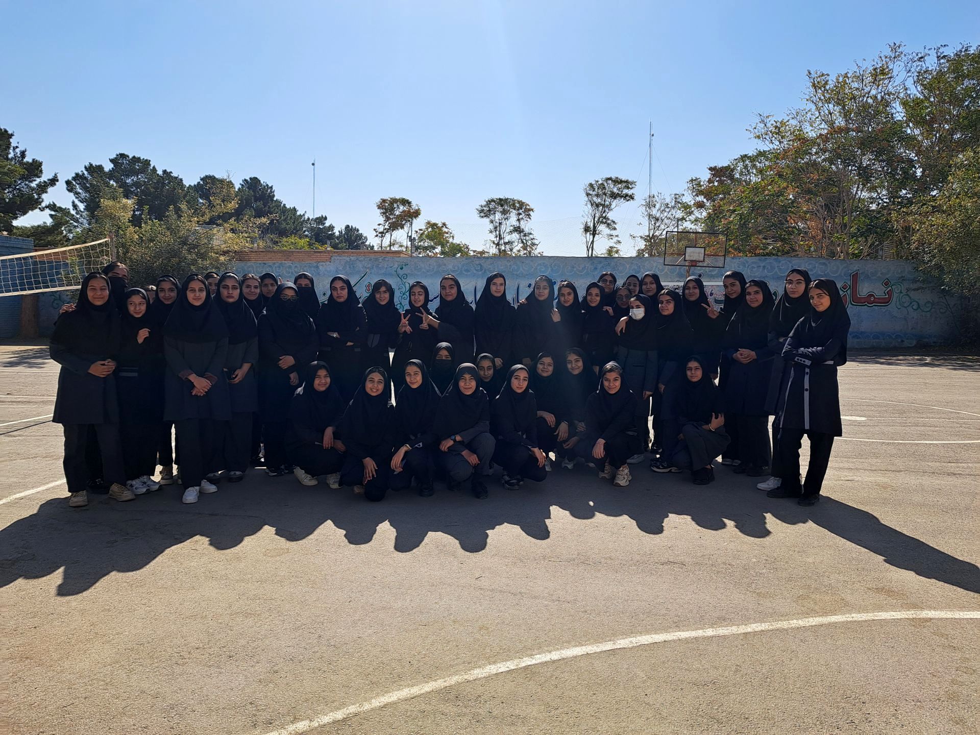 عکس یادگاری دانش‌آموزان کلاس نهم آموزشگاه تکتم باخرز